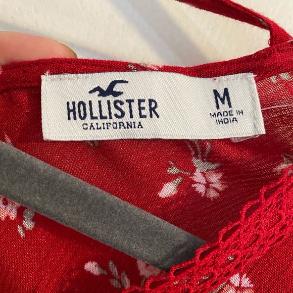 Hollister Red Floral Flowy Top - Picture 4 of 5